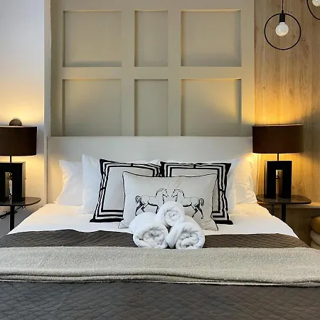 Qult - The Architect Apartment